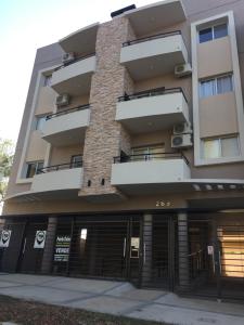 科隆Rivera Este的公寓大楼的前门打开