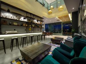 Area lounge atau bar di Tune Hotel - 1Borneo Kota Kinabalu