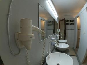 W łazience znajduje się umywalka i lustro. w obiekcie Local Hostel Amed w mieście Amed