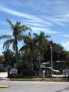 una statua di un pellicano sul lato di una strada di Belleview Gulf Condos a Clearwater Beach
