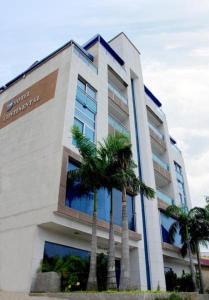 un edificio con palme di fronte ad esso di Hotel Continental Plaza a Barranquilla