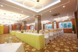 um salão de banquetes com fileiras de mesas e cadeiras em Tecco Sky Hotel & Spa em Vinh