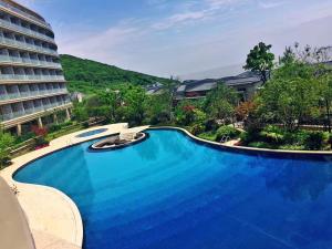 Skats uz peldbaseinu naktsmītnē Pinxiayuan Apartment in Lvcheng Resort vai tās tuvumā