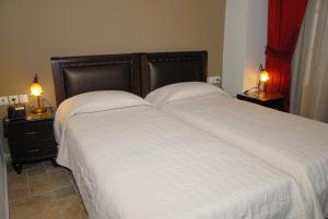 A bed or beds in a room at Hotel Filoxenia