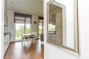 ドルスキニンカイにあるBirutes Houseのキッチン、ダイニングルーム(大きな鏡付) +4枚の写真
