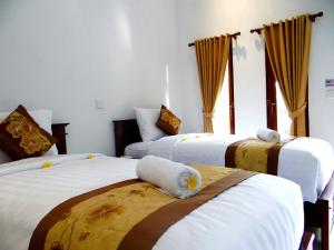 Un pat sau paturi într-o cameră la Isola D'oro lembongan