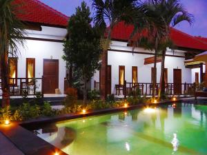 una casa con piscina di fronte a un edificio di Isola D'oro lembongan a Nusa Lembongan