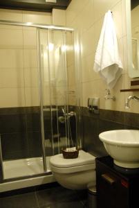 A bathroom at Hotel Filoxenia