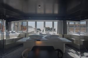 ein Schlafzimmer mit einem Bett und einem großen Fenster in der Unterkunft Boutique Hostel Forum in Zadar