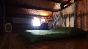 1 dormitorio con 1 cama en una habitación con ventana en Furen Homestay, en Nangan