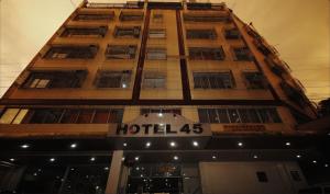 Budova, kde se hotel nachází + 14 fotografií