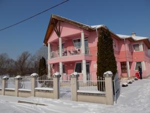 Fotografia z galérie ubytovania Liget Apartmanház v destinácii Kehidakustány