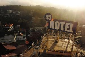 una señal de hotel sentada en la parte superior de un edificio en Hotel 45, en Baguio