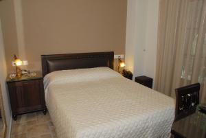 A bed or beds in a room at Hotel Filoxenia
