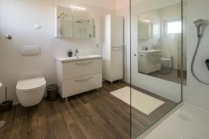Bilik mandi di Apartments Laura +33 gambar