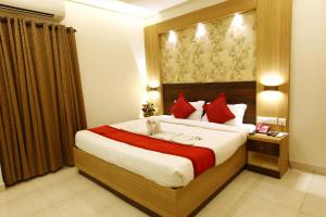 una camera da letto con un grande letto con cuscini rossi di Prayana a Cochin