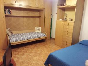 niewielka sypialnia z łóżkiem i komodą w obiekcie Casa Micol w Trieście