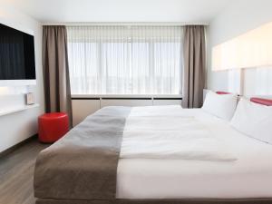 מיטה או מיטות בחדר ב-DORMERO Hotel Stuttgart