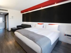 מיטה או מיטות בחדר ב-DORMERO Hotel Stuttgart
