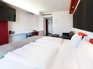 מיטה או מיטות בחדר ב-DORMERO Hotel Stuttgart