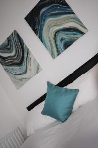 - une chambre avec un lit doté d'un oreiller bleu dans l'établissement Western Hill, à Sunderland