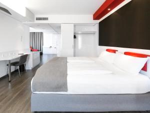 מיטה או מיטות בחדר ב-DORMERO Hotel Stuttgart