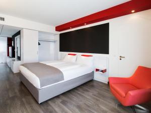 מיטה או מיטות בחדר ב-DORMERO Hotel Stuttgart