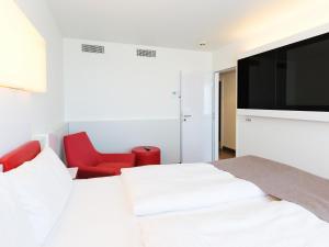 מיטה או מיטות בחדר ב-DORMERO Hotel Stuttgart