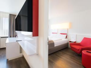 מיטה או מיטות בחדר ב-DORMERO Hotel Stuttgart