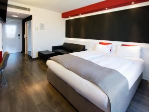 מיטה או מיטות בחדר ב-DORMERO Hotel Stuttgart
