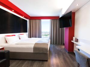 מיטה או מיטות בחדר ב-DORMERO Hotel Stuttgart