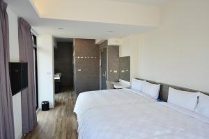 Rúm í herbergi á Sky Square Business Travel