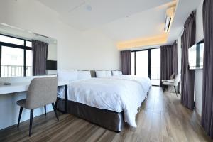 Rúm í herbergi á Sky Square Business Travel