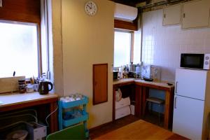 A kitchen or kitchenette at Tomarotto Hostel