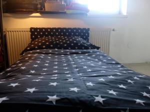Voodi või voodid majutusasutuse Dominant Studio Hostel with Free Parking for Preregistered Drivers & Garage with CCTV toas