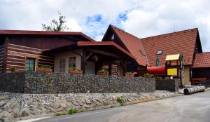 Gedung tempat guest house berlokasi