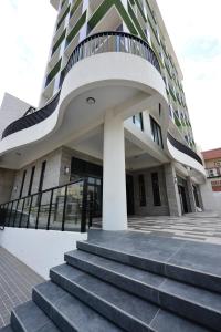 un edificio con escaleras delante en Sky Square Business Travel, en Magong