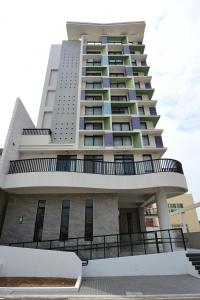 un edificio alto con balcones. en Sky Square Business Travel, en Magong