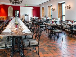מסעדה או מקום אחר לאכול בו ב-DORMERO Hotel Stuttgart