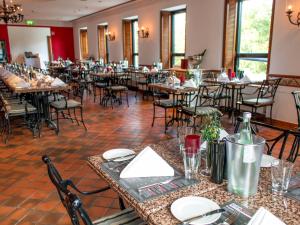מסעדה או מקום אחר לאכול בו ב-DORMERO Hotel Stuttgart