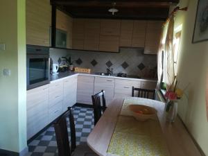 cocina con mesa de madera y comedor en Kuća Za Odmor Barbara, en Donja Stubica