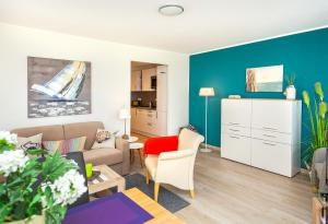 uma sala de estar com um sofá e uma mesa em Ferienresidenz "Seelust" Whg 5 em Waren