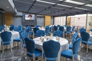 TV a/nebo společenská místnost v ubytování Greymark Hotel