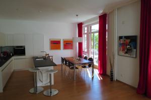a kitchen and dining room with a table and chairs at Paracelsus Locarno Stadt Wohnung in Locarno