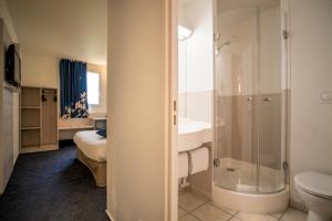Baðherbergi á Ace Hôtel Clermont Ferrand La Pardieu