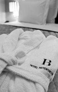 Una toalla en el suelo de una habitación de hotel en Hotel B Berdichevsky, en Tel Aviv