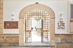 una entrada a un hotel con una puerta abierta en MHOUSE Boutique Hotel Palma, en Palma de Mallorca