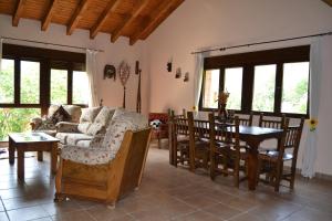 sala de estar con sofá, mesa y sillas en Casa Trasgu de Tornín-Cangas de Onís- Enjoy life in Asturias en Tornín