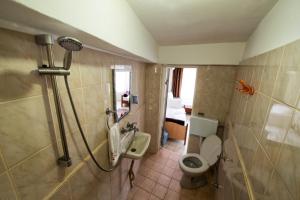 A bathroom at Yellow Rose Pansiyon