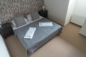 sypialnia z łóżkiem z dwoma ręcznikami w obiekcie Penzion Fojtstvi w Ołomuńcu